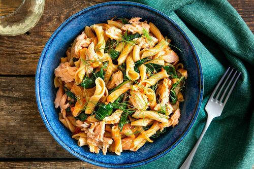 Räucherlachs auf Fenchel-Spinat-Pasta mit pikanter Harissa-Tomatensauce