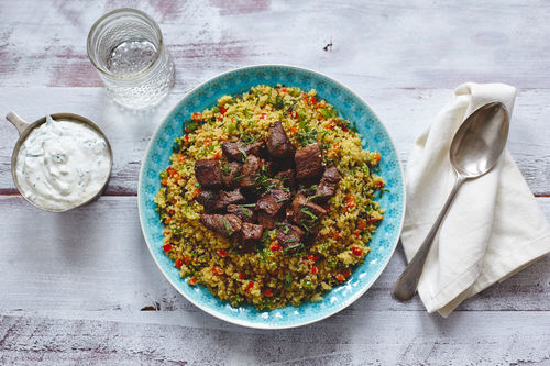 Paprika-Couscous mit zarten Lammwürfeln und Minzdip