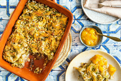 Ägyptischer Brotpudding mit Nüssen serviert mit Orangenkompott
