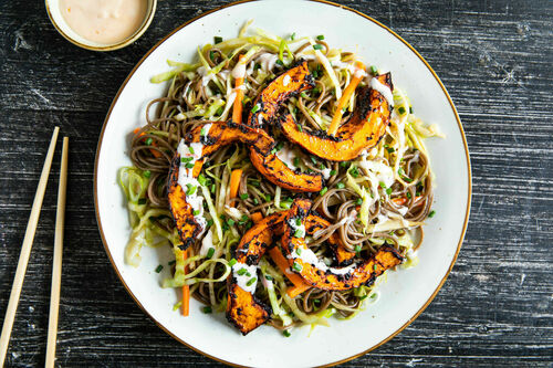 Gebackener Kürbis mit Miso und Sesam auf Sobanudeln mit Chinakohl