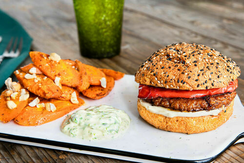 Veganer Tandoori-Burger mit Karotten-Cashew-Gemüse