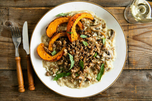 Hackpfanne vom Rind auf Pilzrisotto mit gebackenem Kürbis