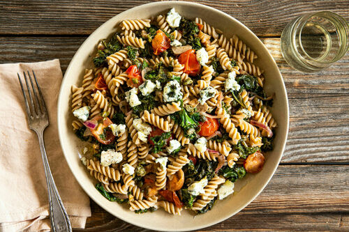 Vollkornpasta mit Blauschimmelkäse deftig-fein mit Grünkohl und Kapern