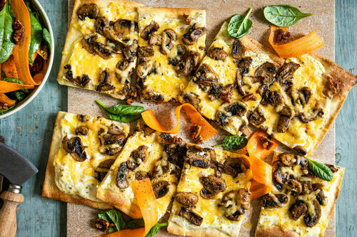 Flammkuchen mit Champignons und Käse dazu Karottensalat mit Pekannussdressing