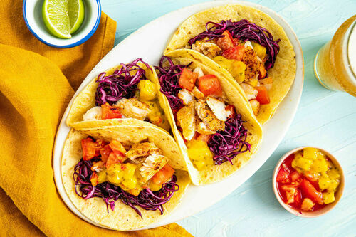 Tacos mit Seehecht und Rotkohl garniert mit Mangosalsa und Limette