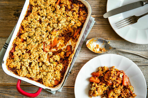 Deftiges Hackfleisch-Pilz-Ragout mit Haferflocken-Käse-Crumble